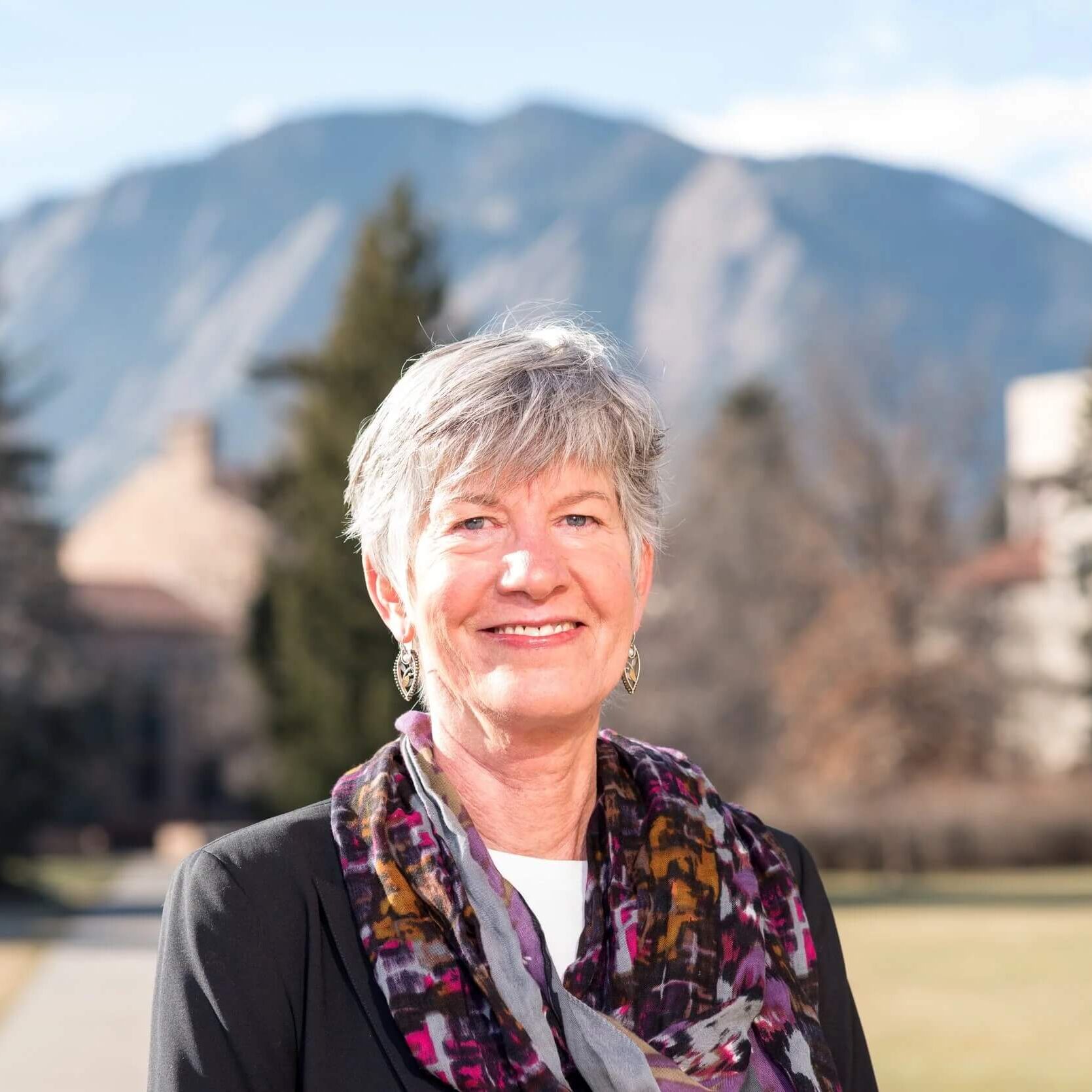 Headshot,+CU+&+Mountain+Behind Lesley Smith